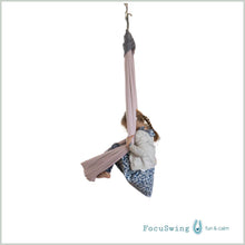 Cargar imagen en el visor de la galería, Columpio sensorial doble tela rosa